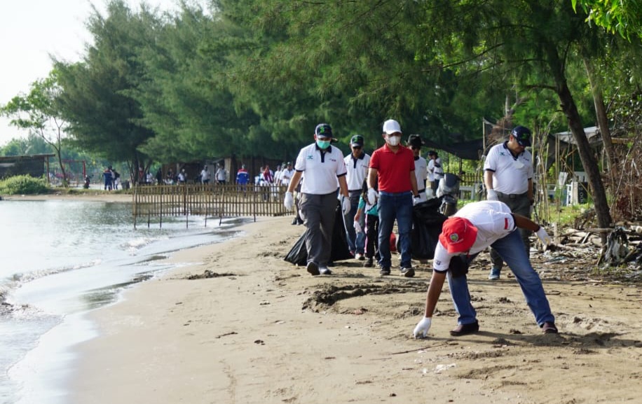 Pekerja Pertamina Lindungi Pantai dengan Memungut Sampah 