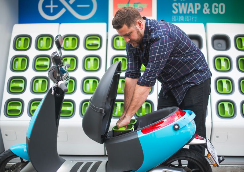 Kelebihan Baterai Swap: Ganti Daya Motor Listrik Cuma 3 Menit!