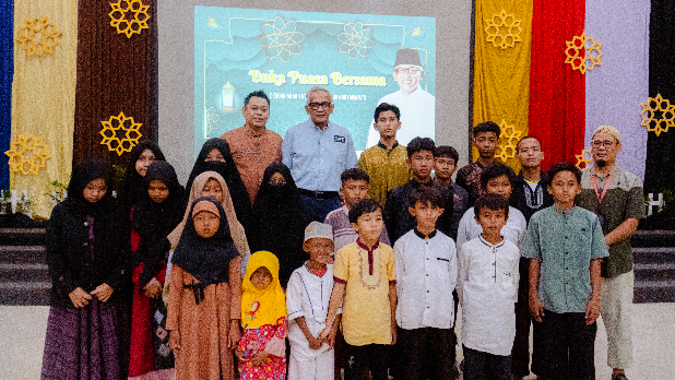 Grage Grand Business Hotel Cirebon Berbagi Kebahagiaan dengan Karyawan dan Anak Yatim