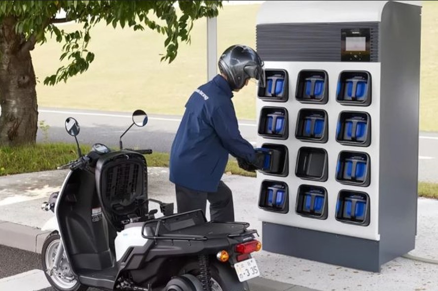 Kelebihan Baterai Swap vs Charging Rumah, Mana yang Lebih Hemat?