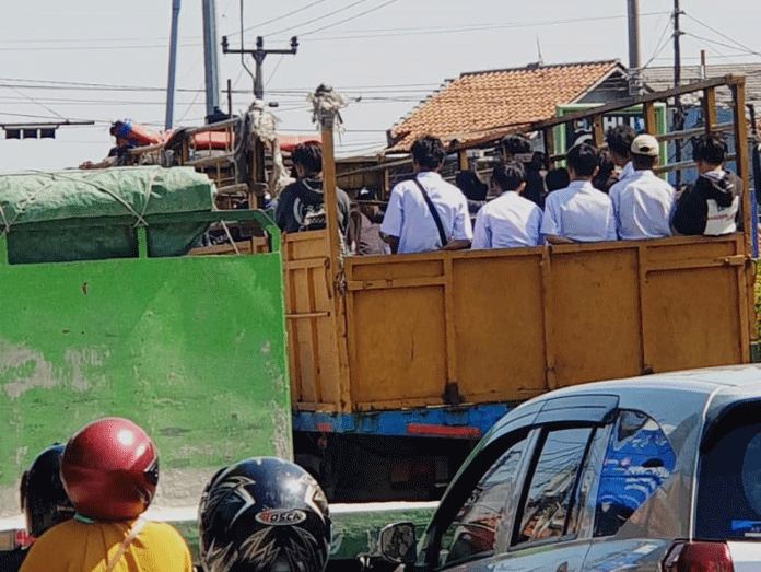 Berbahaya, Masih Marak Pelajar Stop Truk 