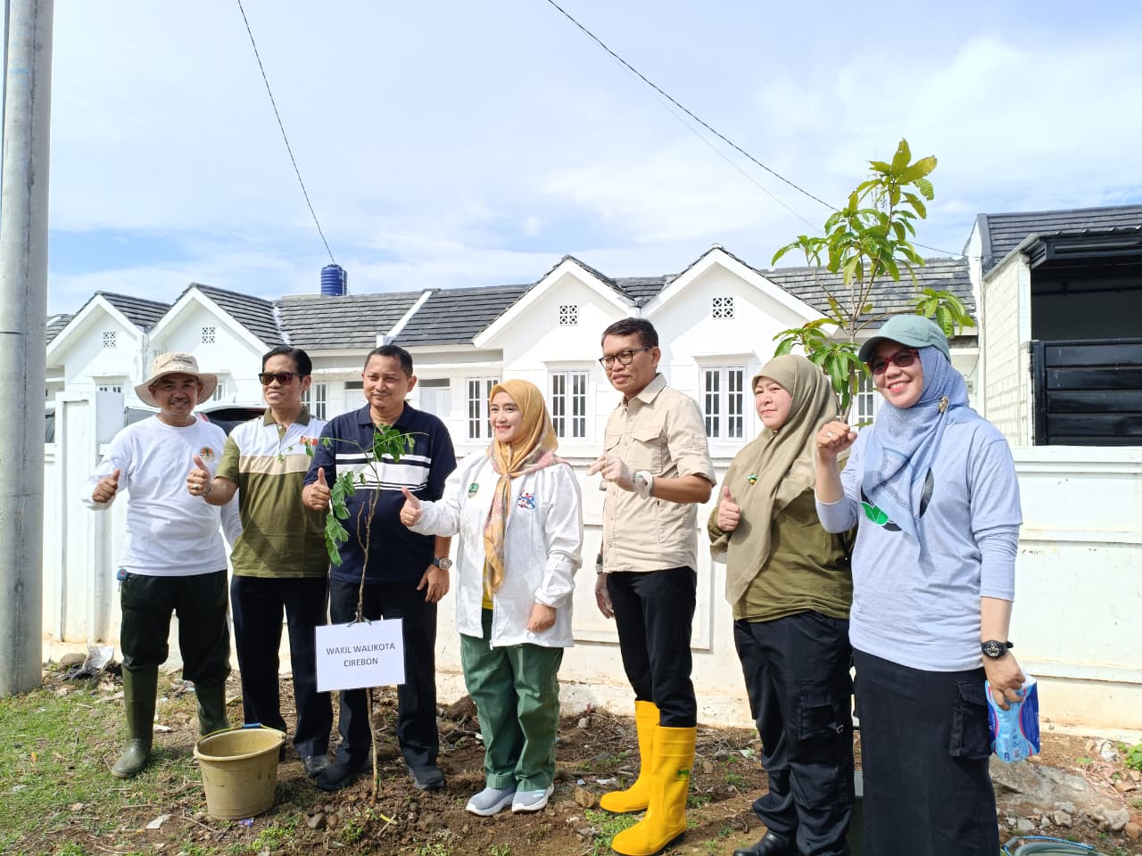 KLH dan Pemkot Cirebon Gelar Penanaman Pohon dan Kerja Bakti di TPS3R Kebonbaru