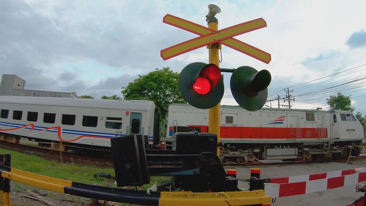 Hati-hati di Pintu Perlintasan, Kereta Api yang Lewat Semakin Cepat, 145 Km per Jam