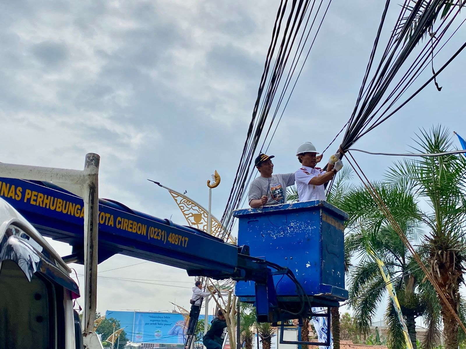 Walikota Cirebon, Effendi Edo Ikut Turun Tertibkan Kabel Semrawut