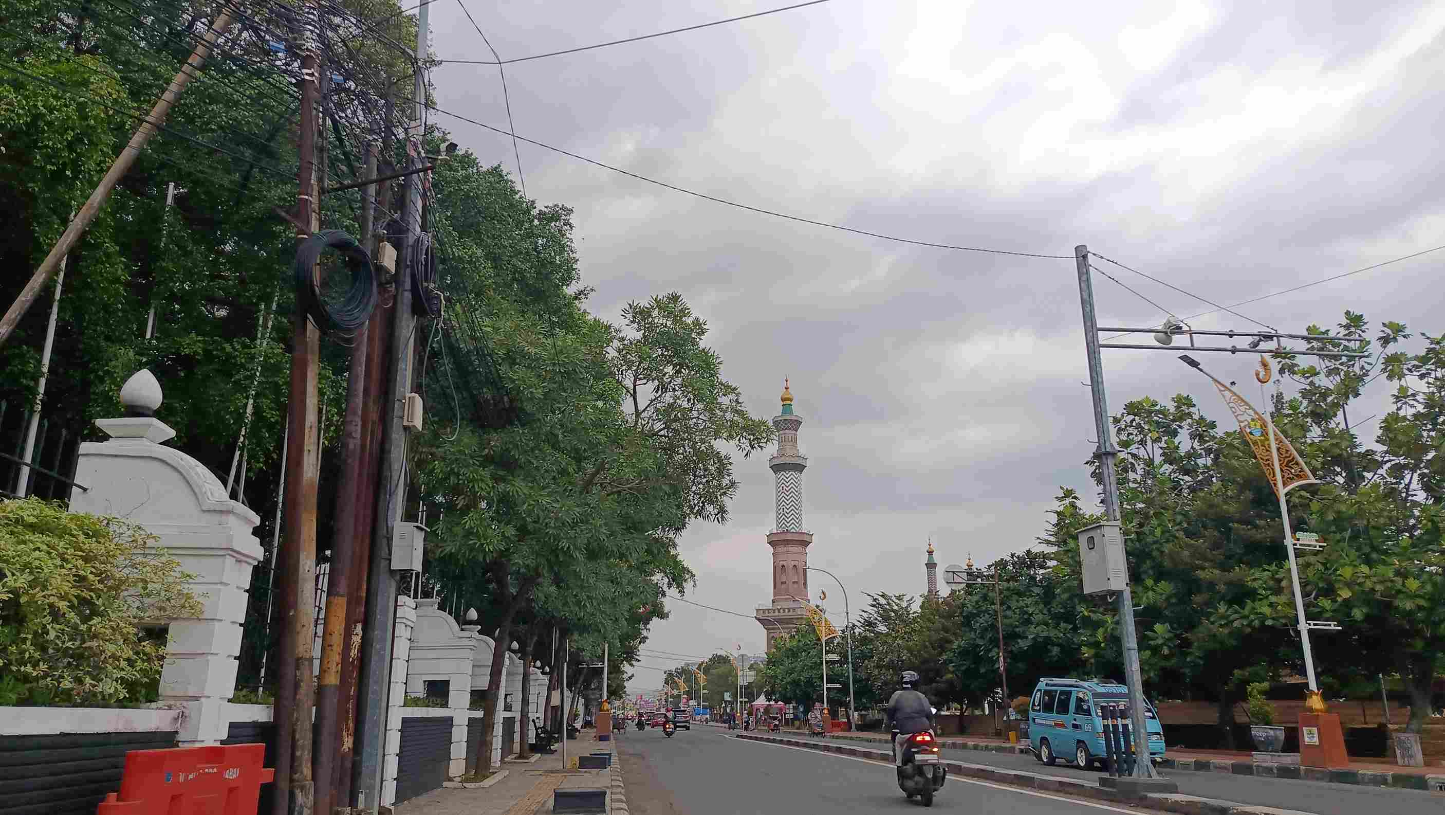 Pemkot Akan Rapikan Kabel-kabel Internet yang Semrawut