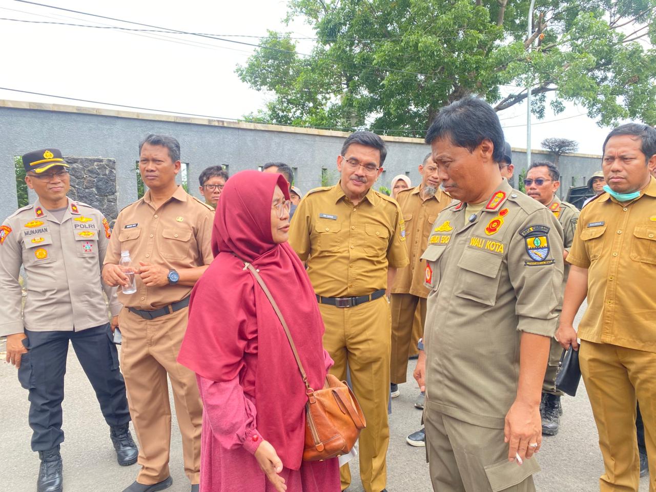 Sewa Tanah Sejak 1991, Pedagang Bunga Kalibaru Utara Protes Langsung ke Rombongan Walikota