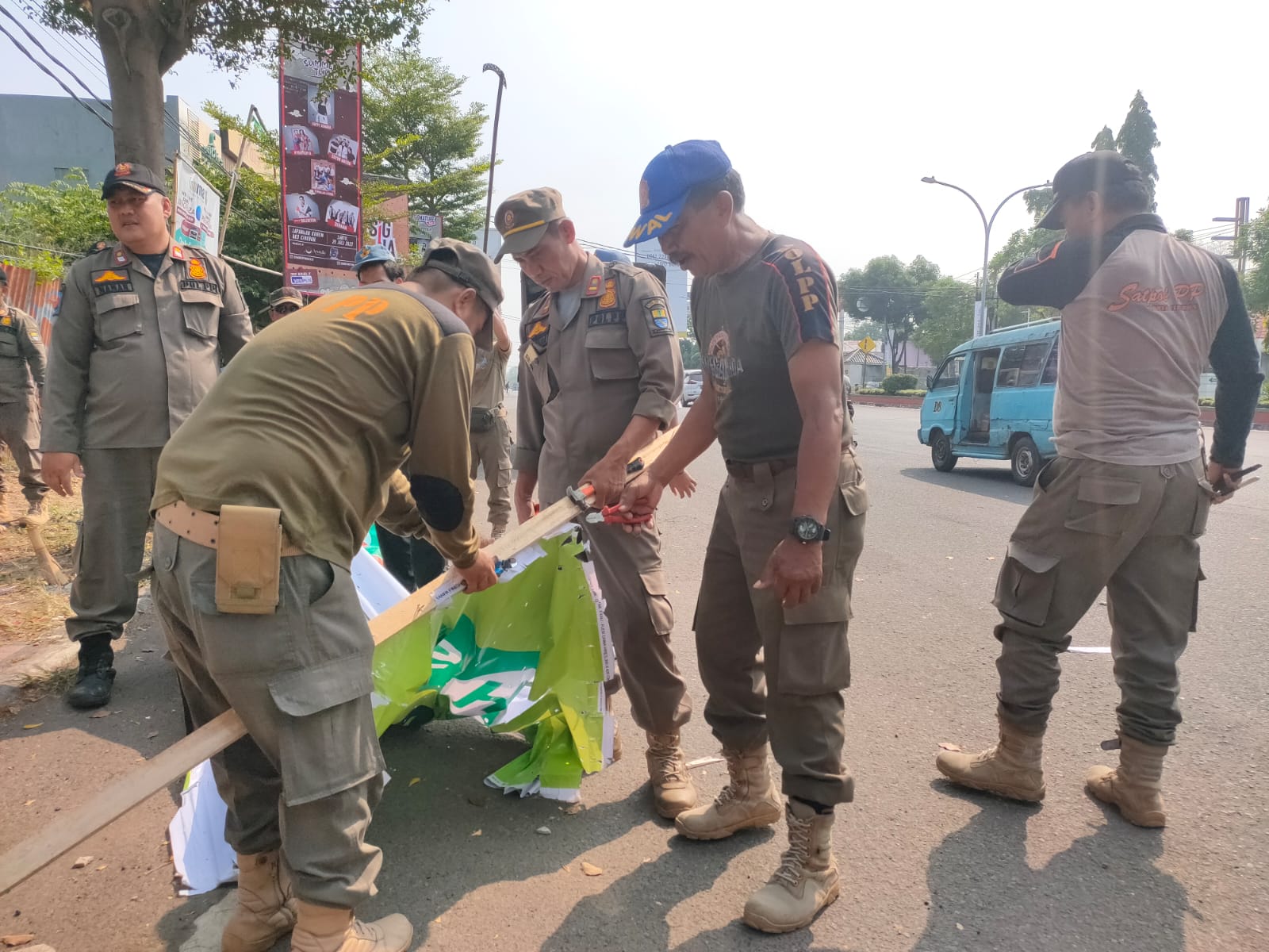 417 APS Bacaleg Ditertibkan Satpol PP, Dipasang di Pohon hingga Tiang Listrik