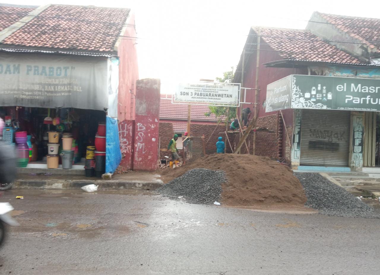 Tanpa Musyawarah, Gerbang SDN 3 Pabuaran Wetan Ditutup Bangunan,  Siswa dan Guru Masuk dari Jalan Sempit