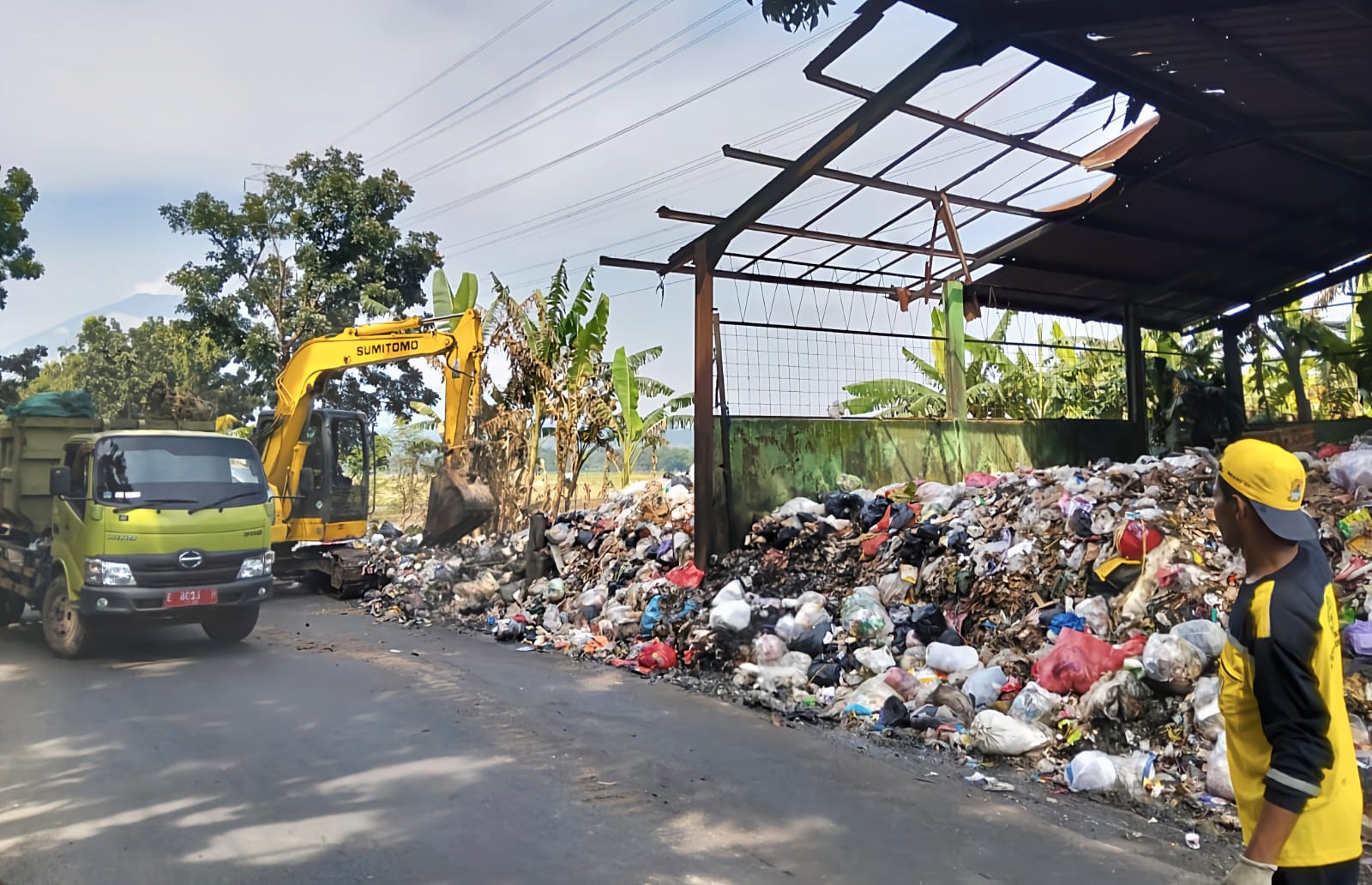 Tumpukan Sampah di TPS Kecomberan Diangkut