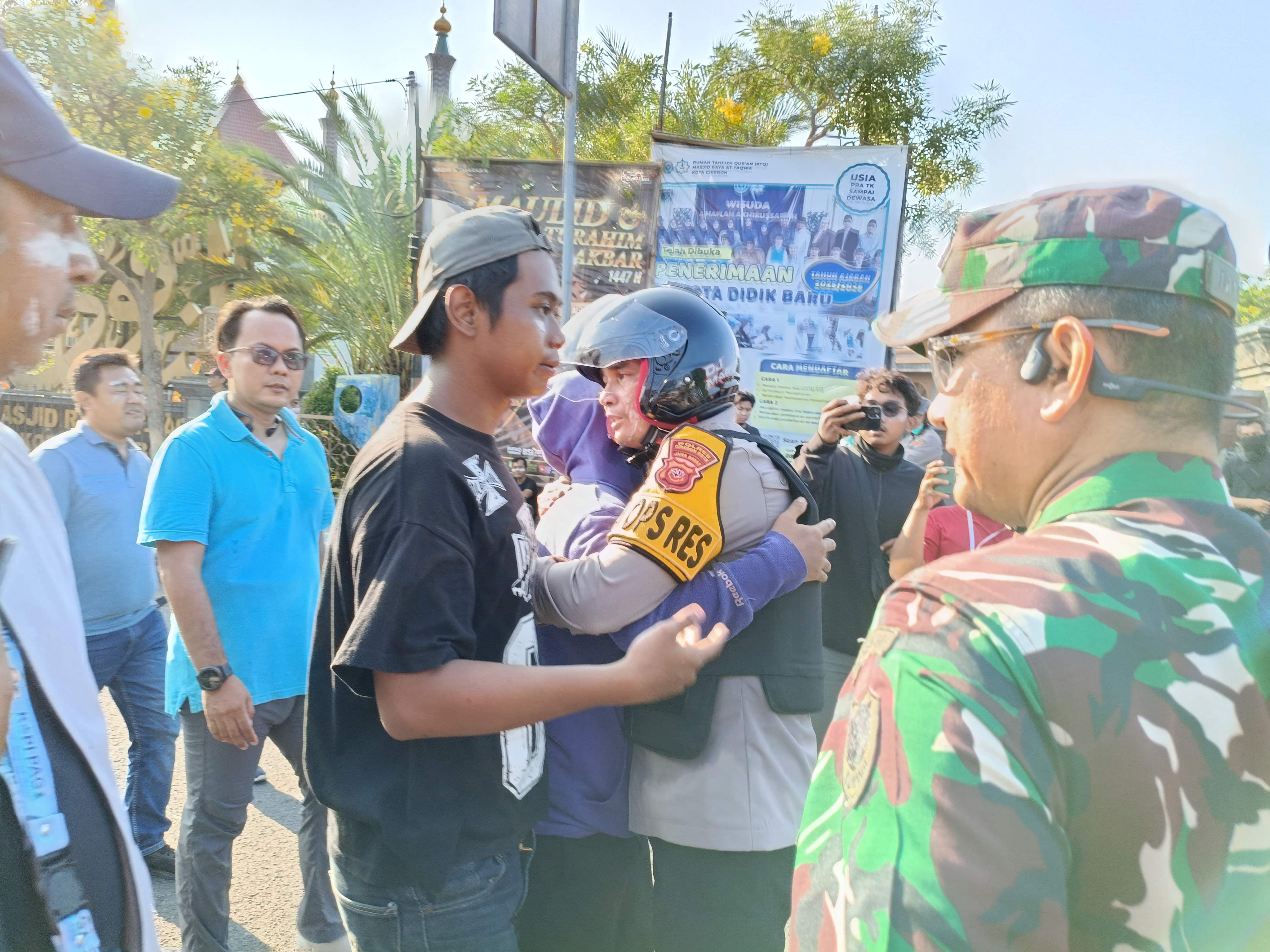 Sempat Duduk Bersama Aparat, Pendemo yang Tertahan di Jalan Kartini Kembali Ricuh