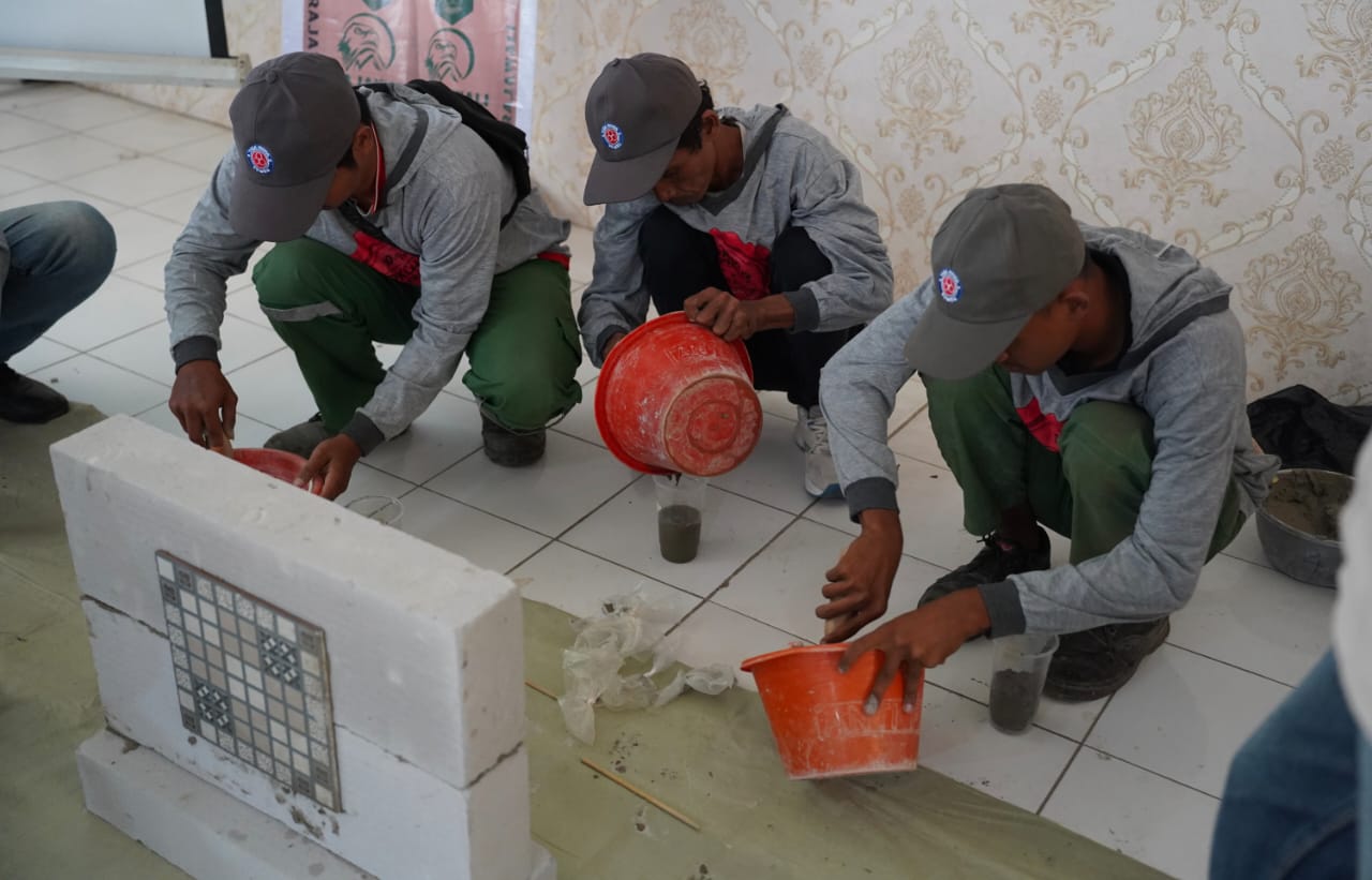 Indocement Latih Tukang dan Laden Upgrade Kompetensi Pekerja Konstruksi