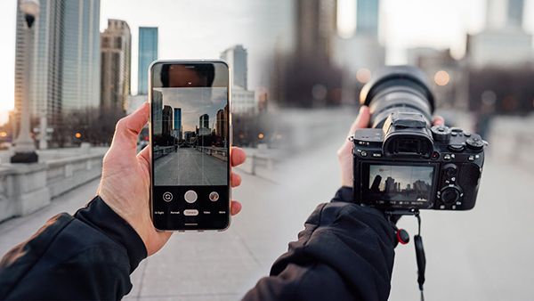 Kamera Smartphone vs Mirrorless: Mana Kamera AI dengan Auto-Editing Terbaik di 2025?