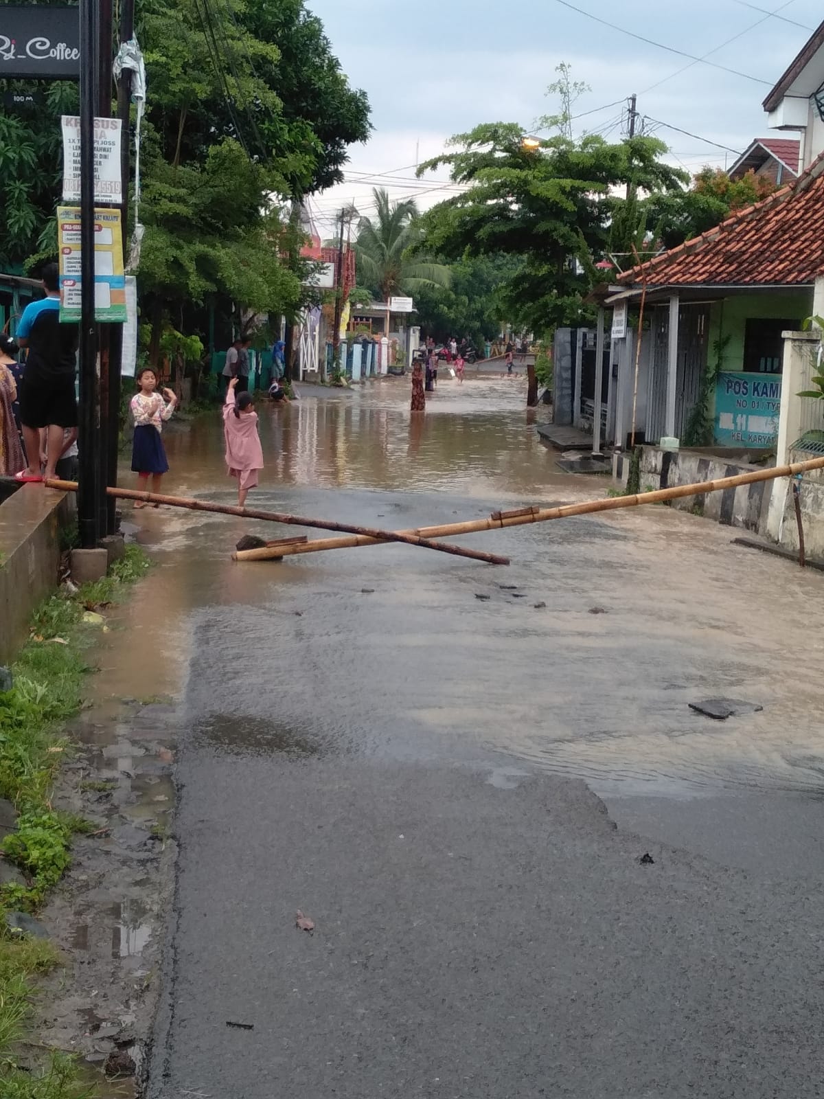 Air Hujan Meluap, Jalan Kandang Prahu Terpaksa Ditutup 
