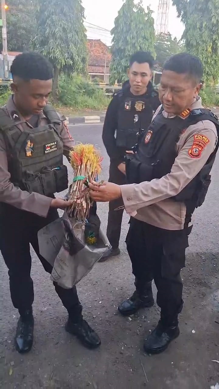 Polisi dari Polsek Gunungjati Bubarkan Tawuran Antarwarga di Gunungjati Kabupaten Cirebon