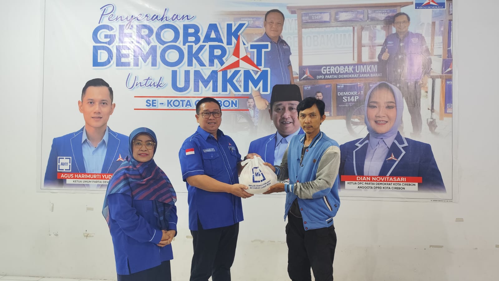 Partai Demokrat Kota Cirebon Bagikan 72 Paket Sembako Jelang Ramadhan