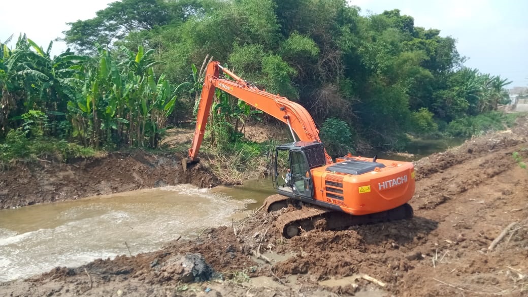 DPUTR Kota Cirebon Keruk Sedimentasi Sungai Cikalong