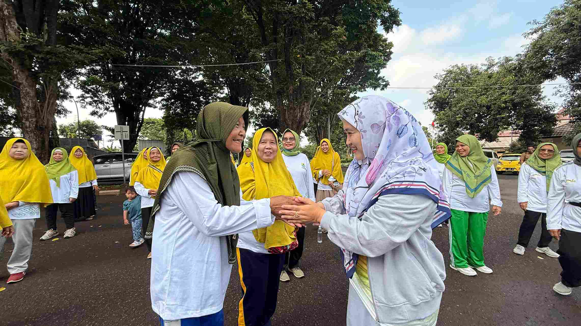 Siti Farida Senam Rutin Bareng Lansia
