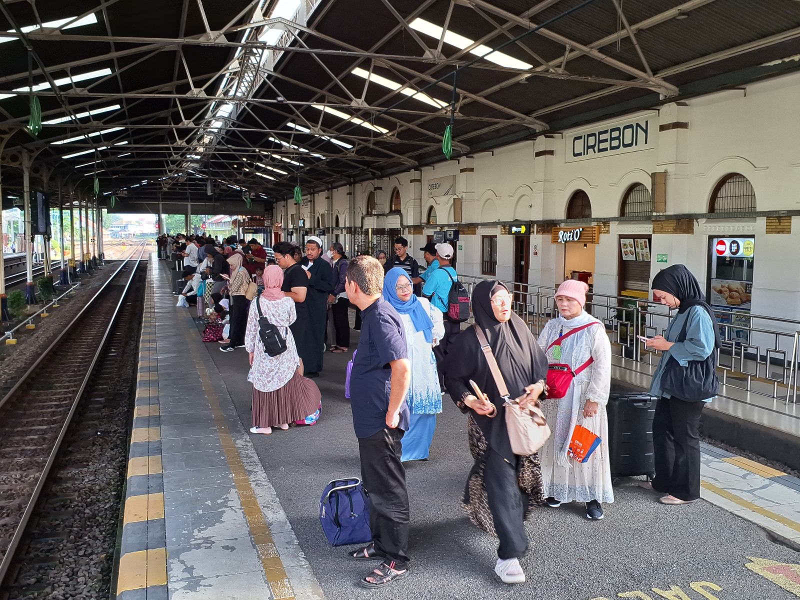 Libur Panjang Waisak, Penumpang Kereta Api di Daop 3 Cirebon Membludak