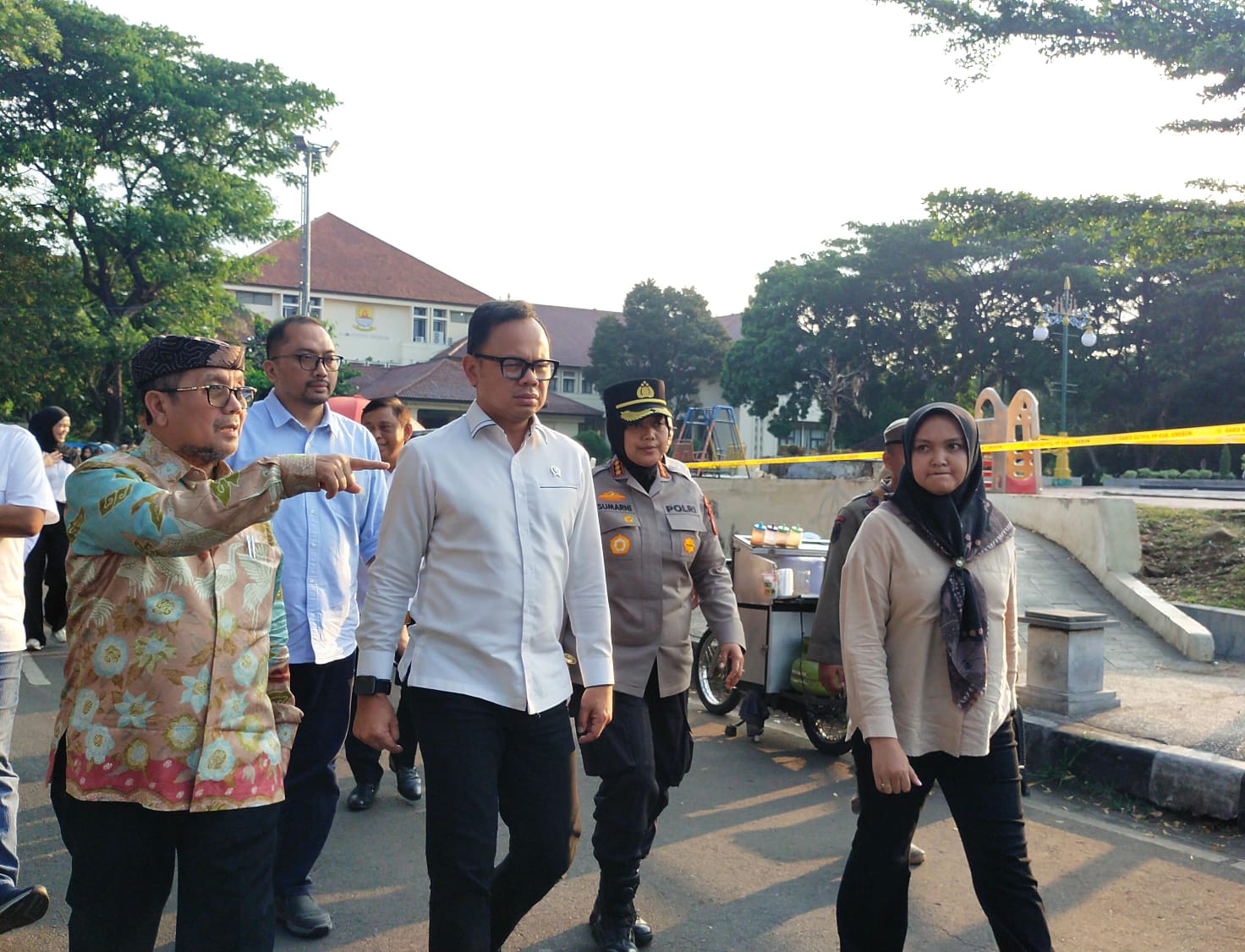 Kantor DPRD Dibakar Massa, Bupati Cirebon Curhat ke Wamendagri Bima Arya, Minta Dibantu