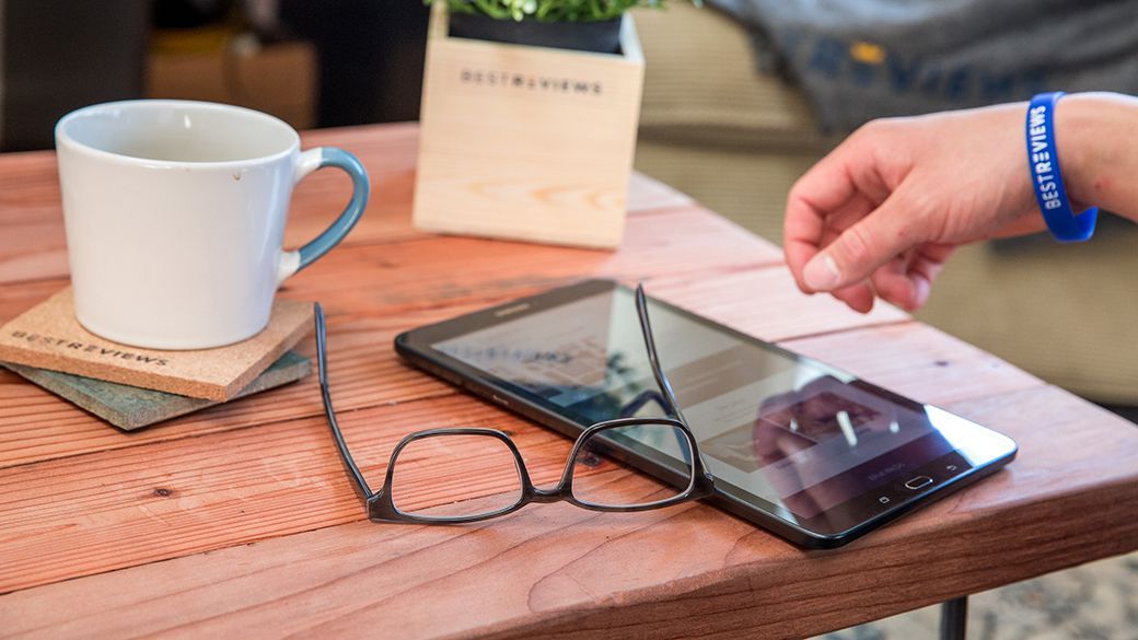 Perbandingan Tablet vs Laptop: Mana yang Lebih Efektif untuk Pekerja Lapangan?