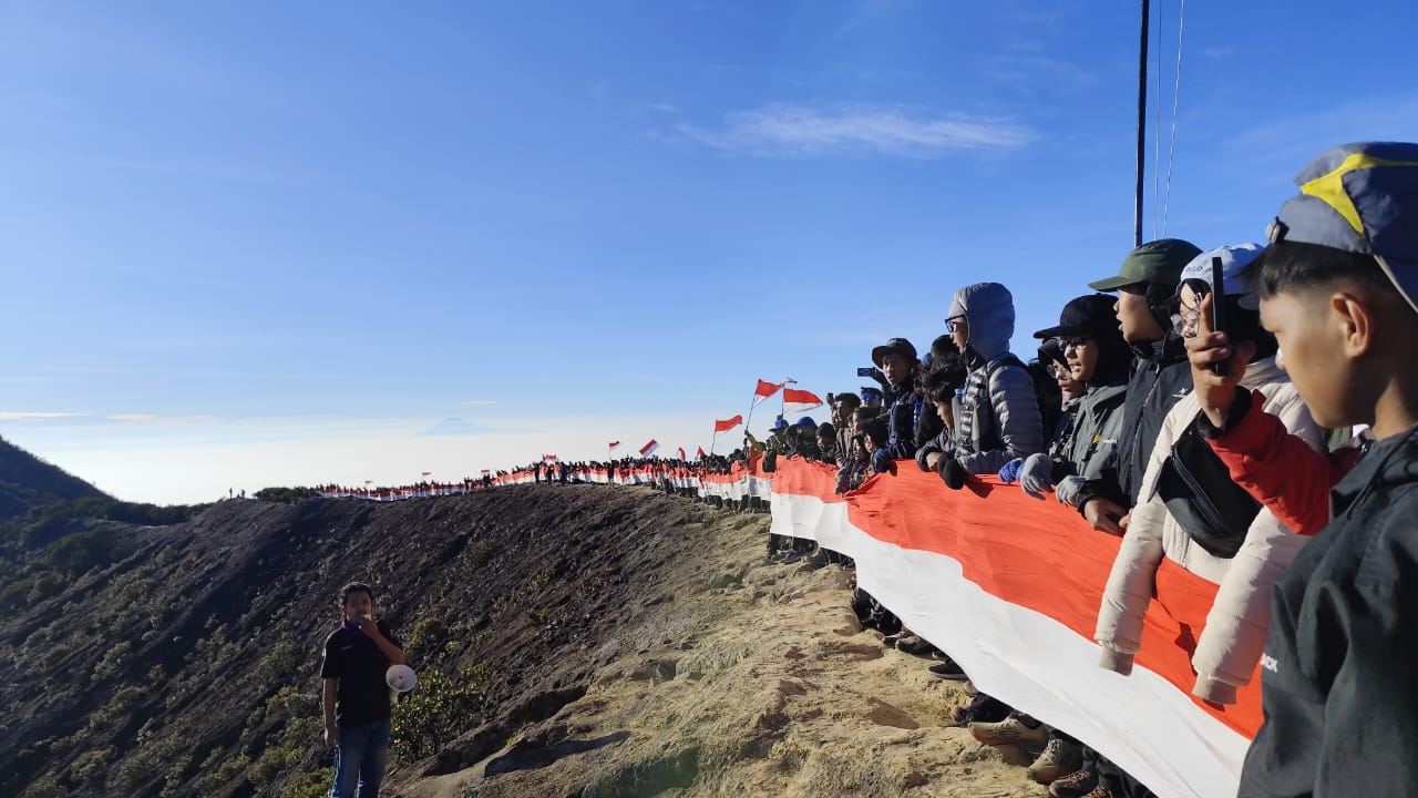 Merah Putih Sepanjang 500 Meter Berkibar di Puncak Ciremai