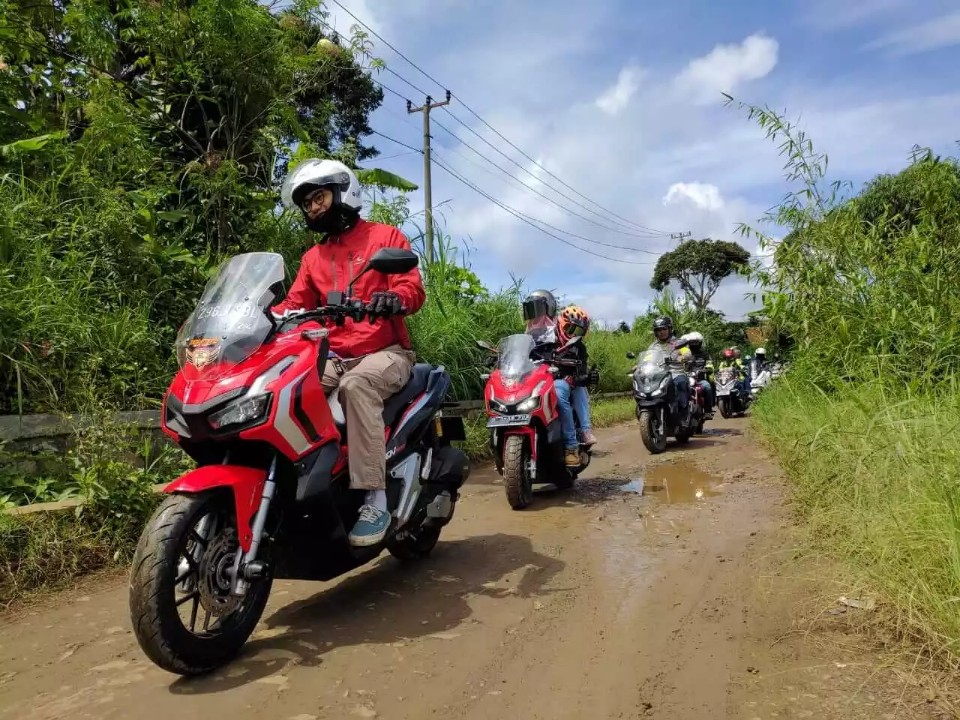 Bermotor di Trek Berbatu Butuh Skill