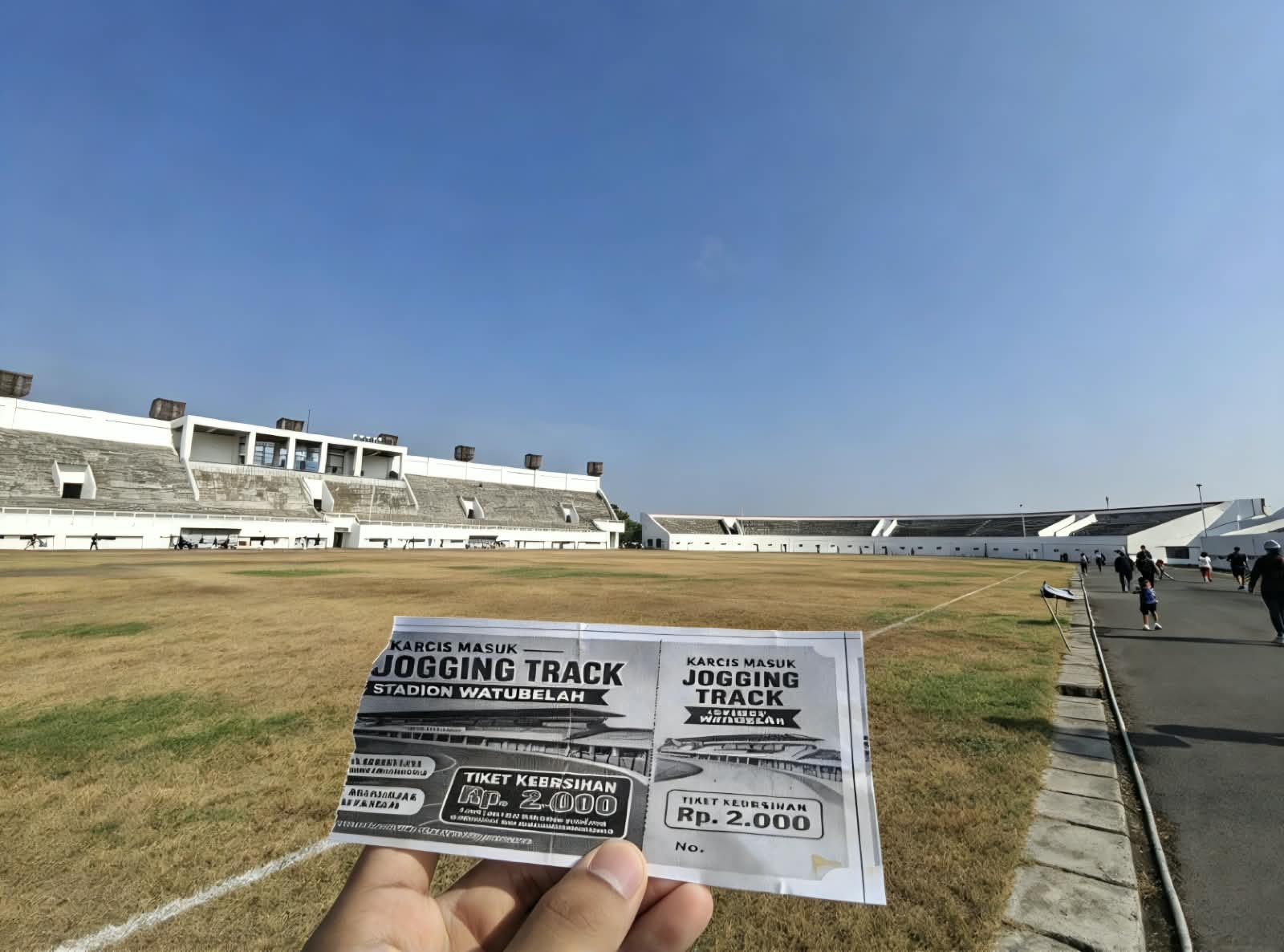 Rumput Stadion Watubelah Menguning, Warga Pertanyakan Pemeliharaan KONI dan Dispora