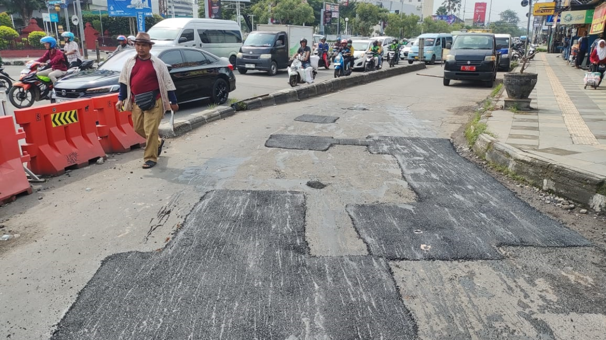 Lubang di Jalan Cipto Mangunkusumo Sudah Mulai Ditambal DPUTR Kota Cirebon