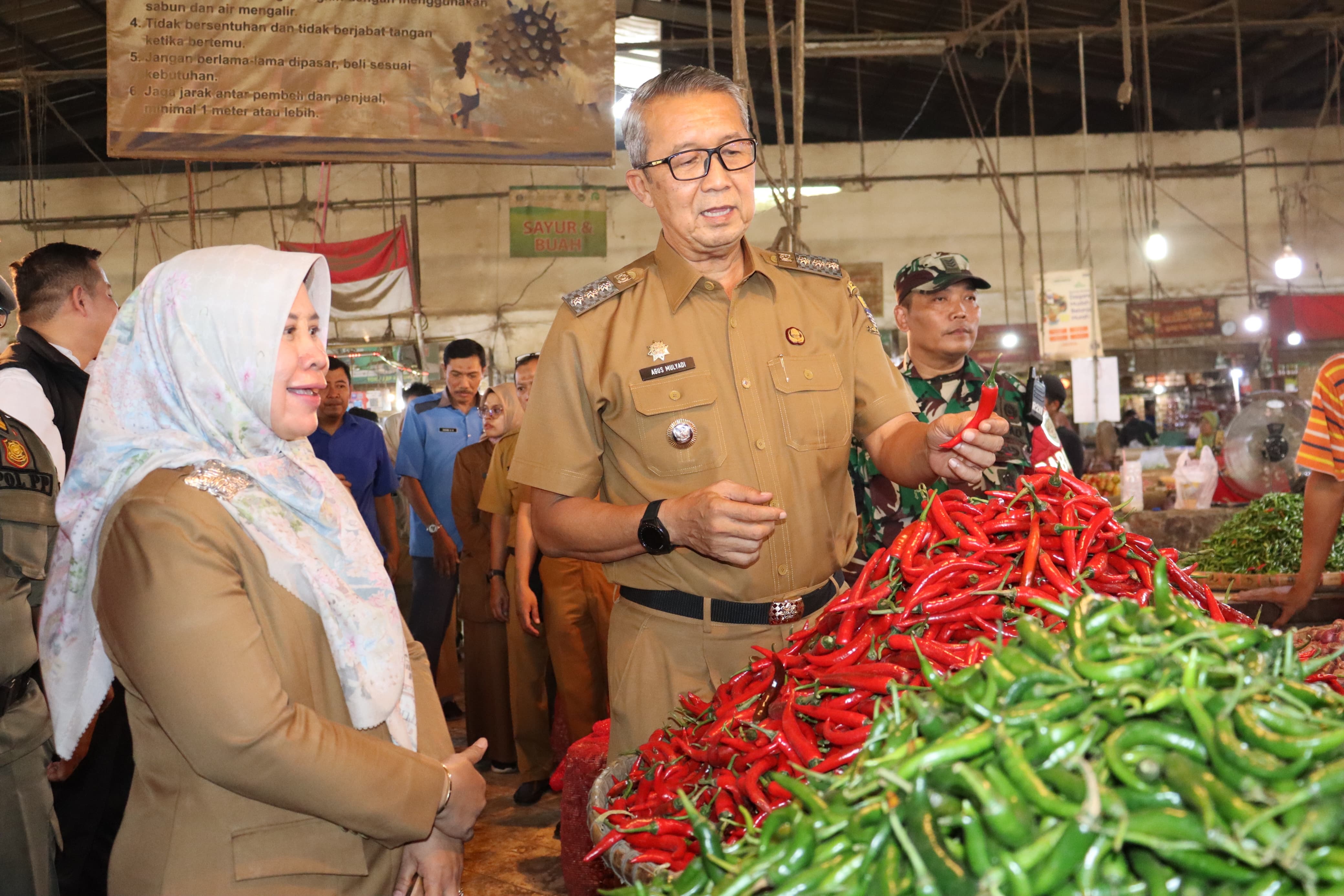 PJ Walikota Cirebon Agus Mulyadi Monitoring Langsung Harga Kebutuhan Pokok di Kota Cirebon