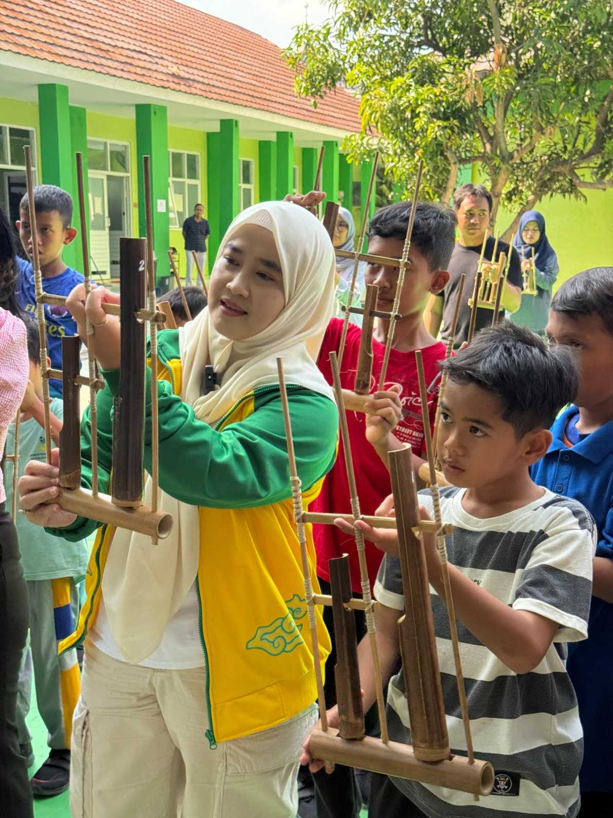 Siti Farida Bermain Sambil Belajar Bersama Siswa Sekolah Rakyat