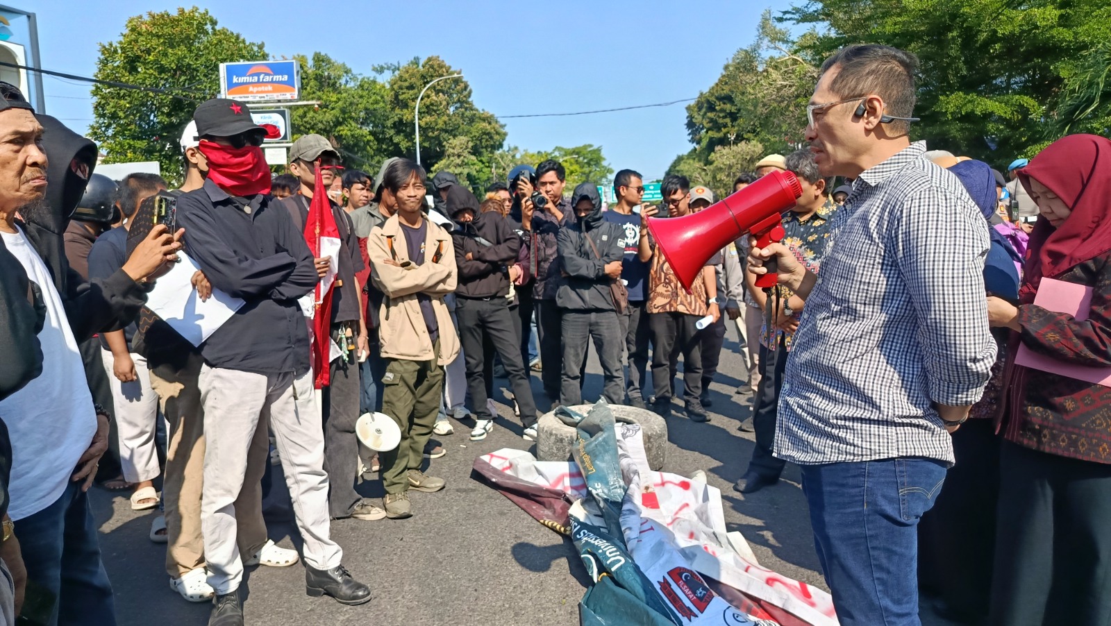 Massa Desak Kaji Ulang Besaran Tunjangan DPRD