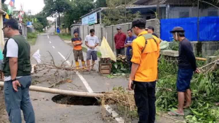 Sinkhole Muncul di Tengah Jalan, Akses Ciawigebang-Cihaur Ditutup Sementara