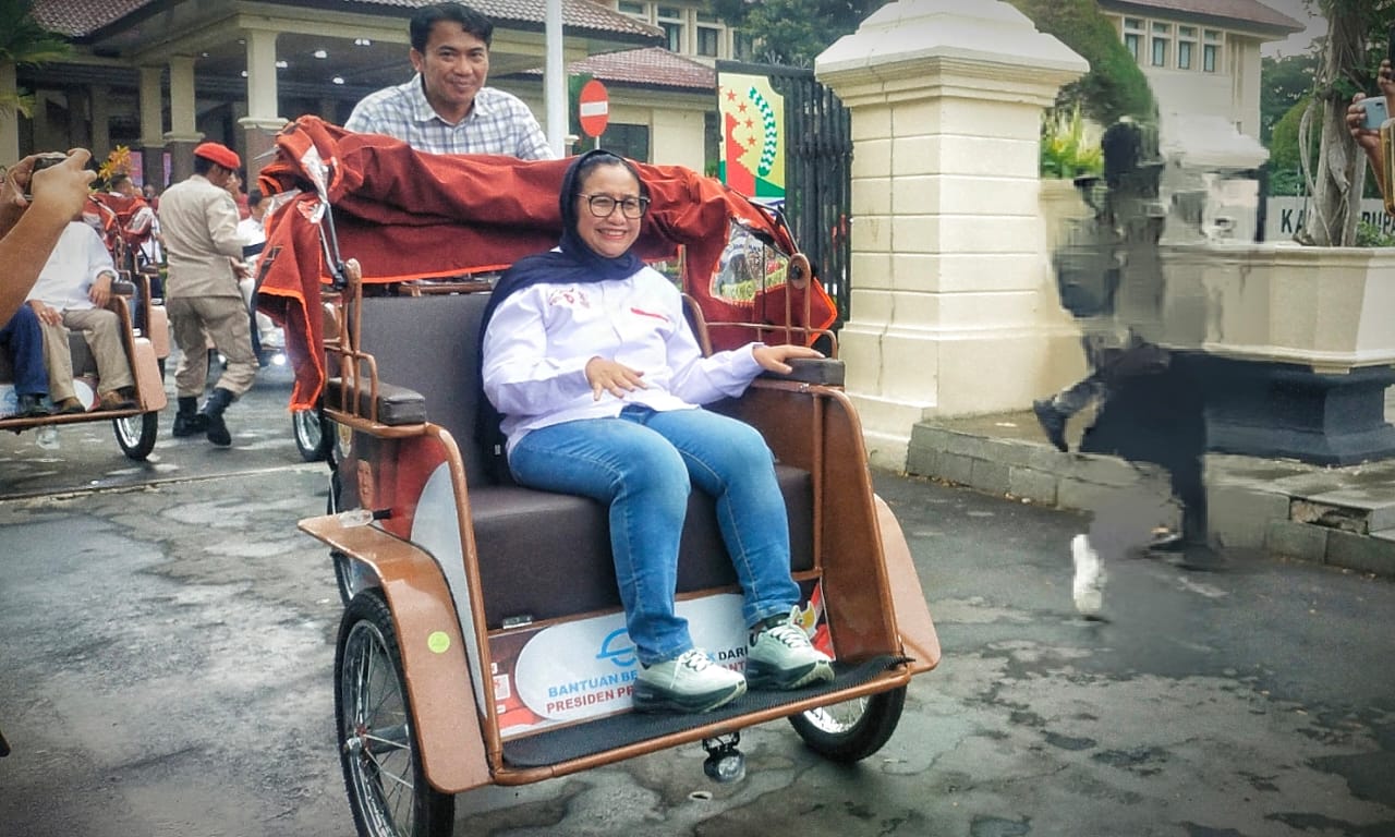 100 Tukang Becak Lansia Terima Becak Listrik Bantuan Presiden Prabowo Subianto