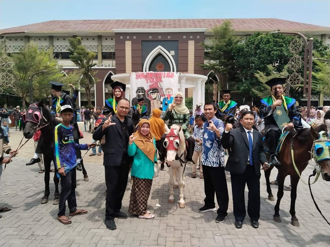 Fakultas Teknik UMC Wisuda 208 Mahasiswa, Lulusan Terbaik Menunggangi Kuda