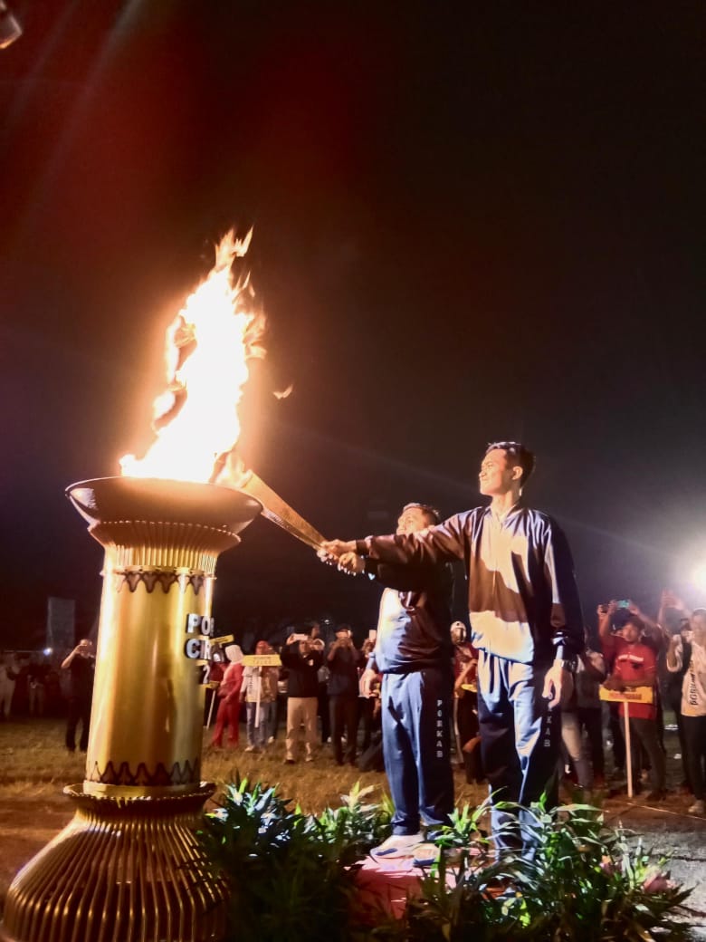 Pembukaan Porkab dan Tarkam Cirebon 2024 Semarak, Mantan Atlet ABG dan Pelatih PON Bola Tangan Nyalakan Obor