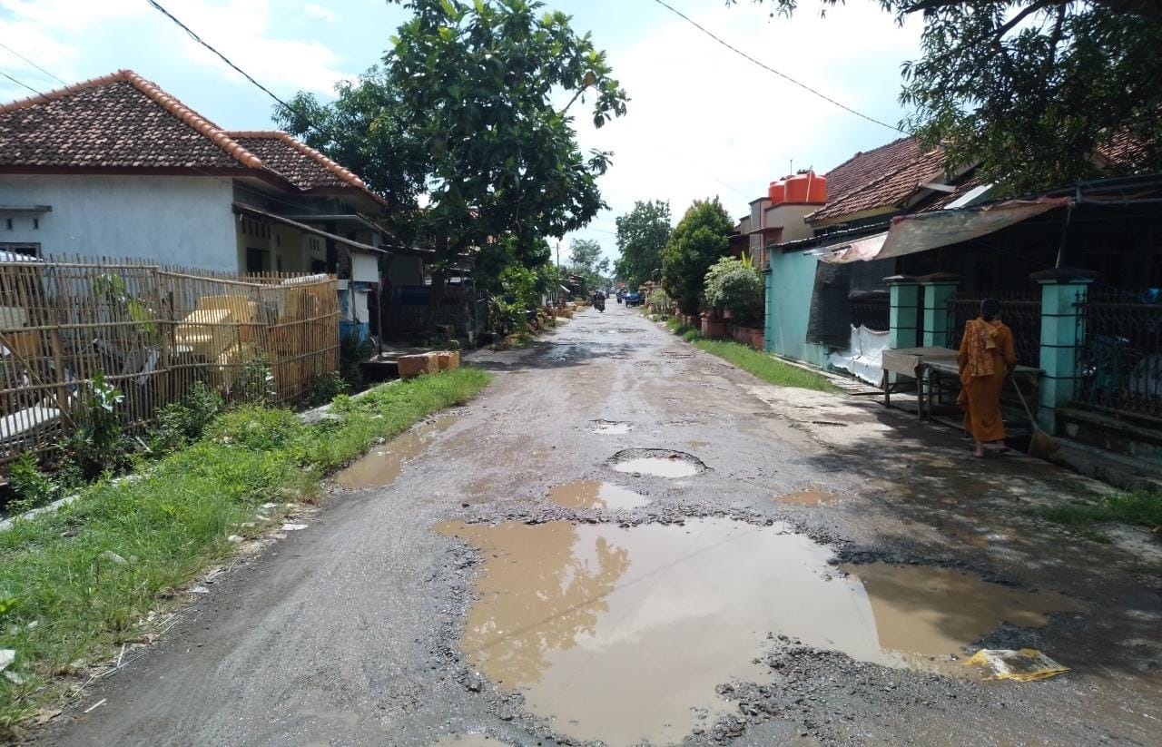 Jalan Rusak Dikeluhkan Masyarakat