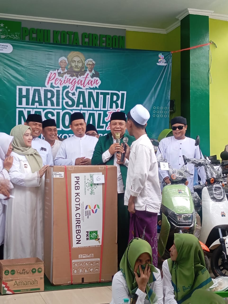 Peringati HSN, Siti Farida bareng PKB Bagi-bagi Hadiah untuk Santri