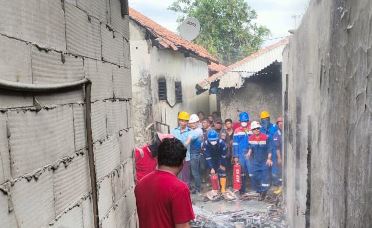 Siang Bolong, Dua Rumah Warga Balongan Hangus Terbakar