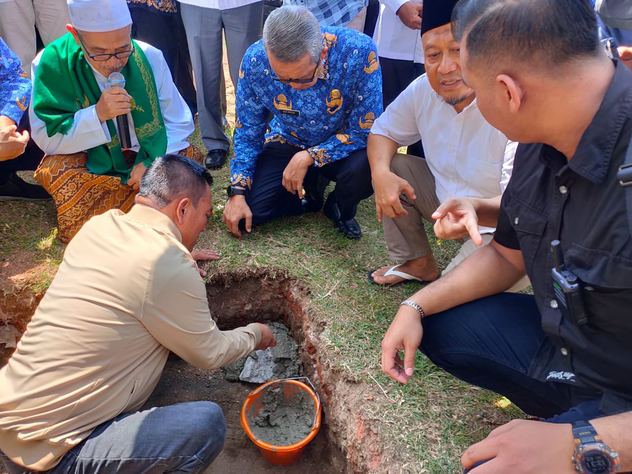 Akhiri Masa Jabatan, Azis Letakkan Batu Pertama Pembangunan Masjid al-Kautsar