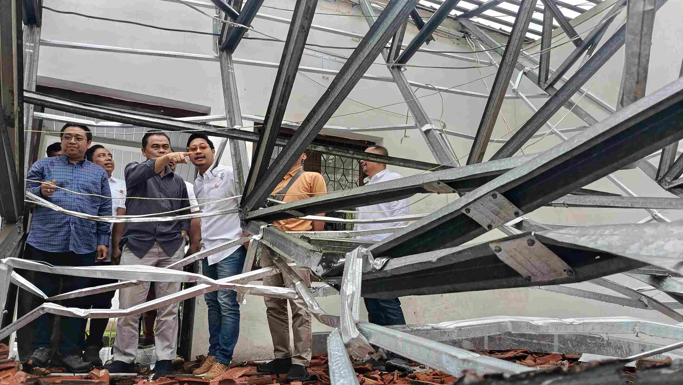 Tinjau Gedung yang Ambruk, Komisi II Minta Disnaker Direlokasi