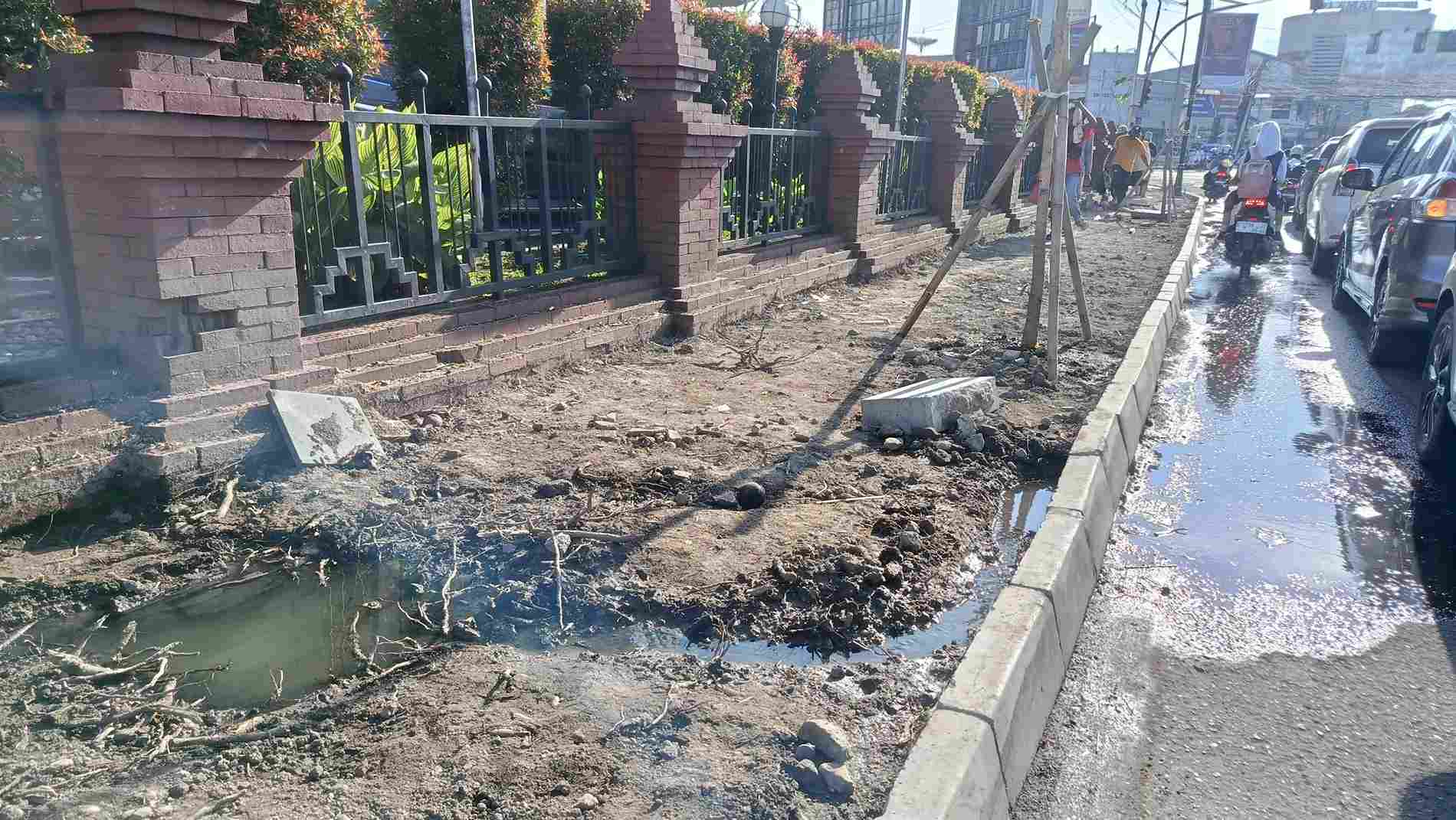 Trotoar Diperbaiki, Lubang Drainase Jalan Kartini Masih Menggenang