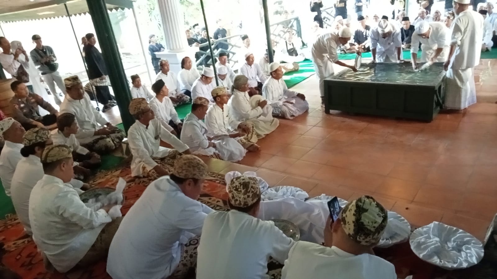 Piring Para Wali Saat Musyawarah di Cirebon, Tradisi Siraman Panjang Digelar di Kraton Kasepuhan