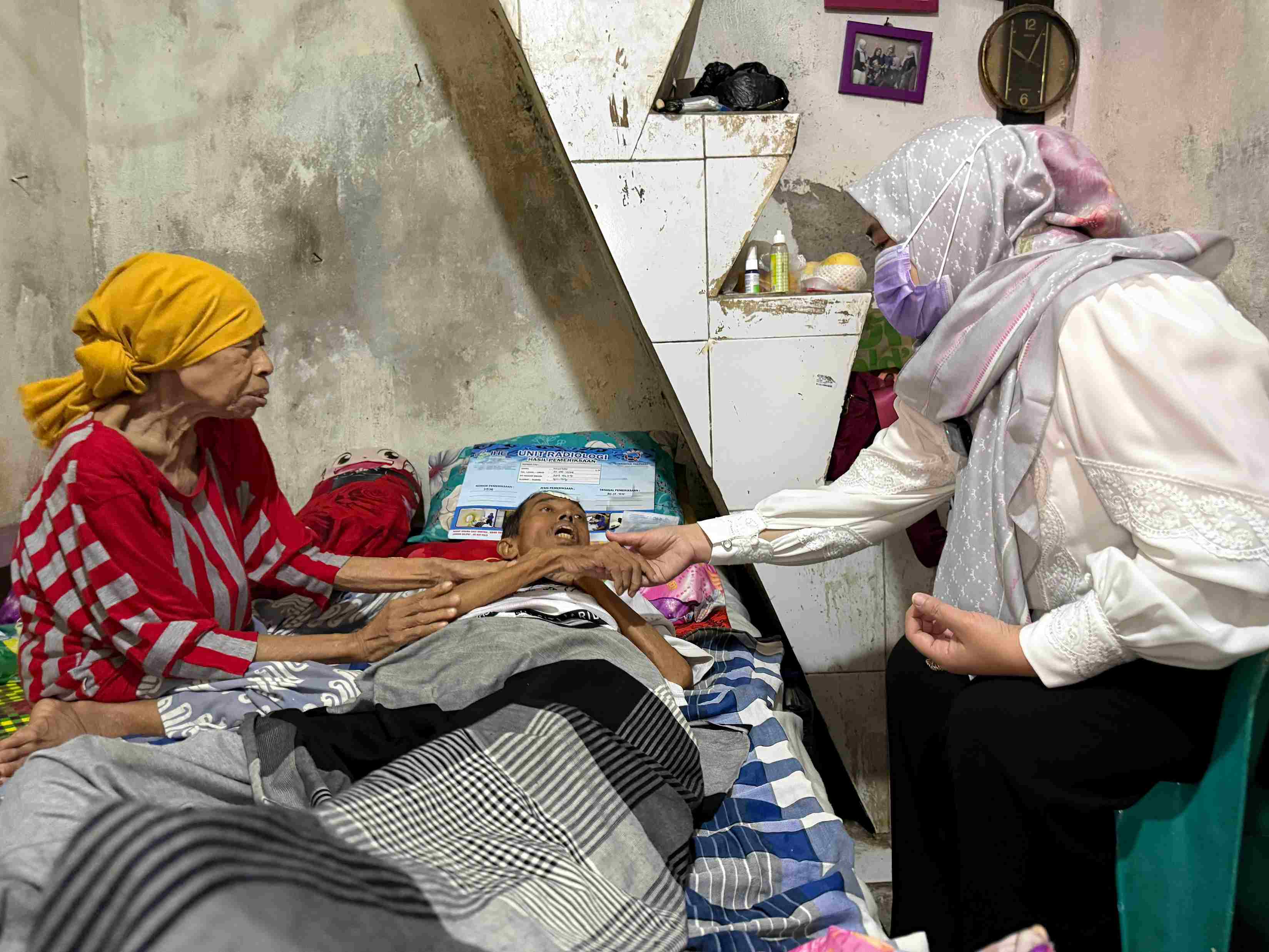 Jenguk Warga di RW 02 Pamujudan, Wawali Perintahkan Langsung Rujuk ke RS