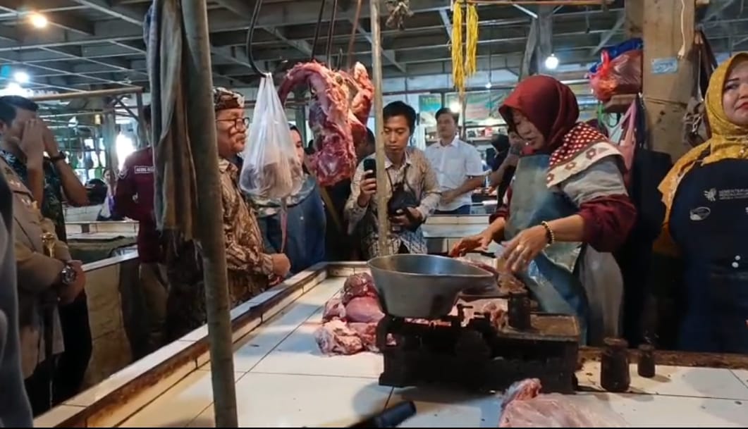 Kunjungan Singkat Bupati Cirebon Dinilai Belum Serap Keluhan Pedagang di Pasar Pasalaran