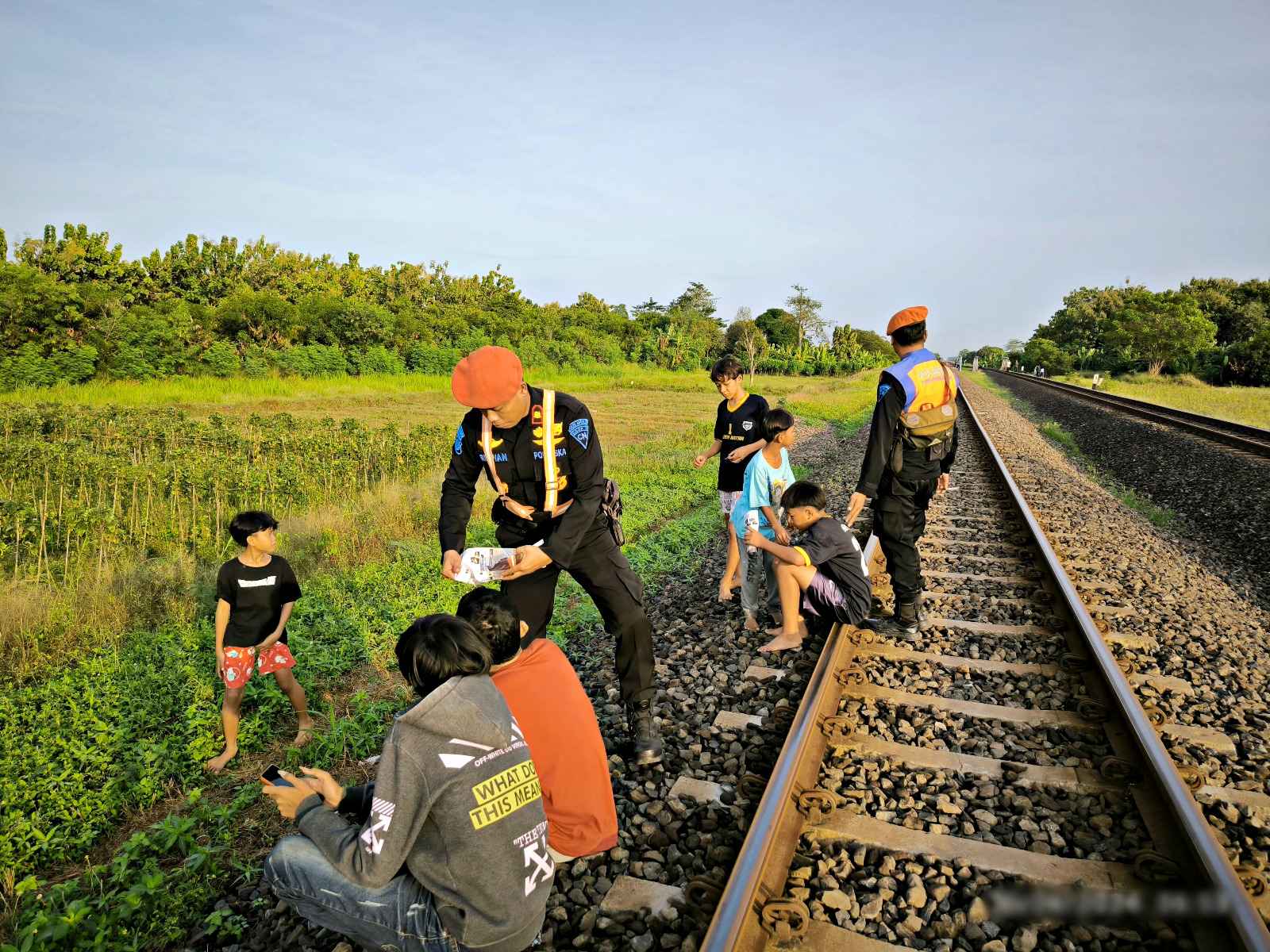 PT KAI Larang Masyarakat Ngabuburit di Rel Kereta Api