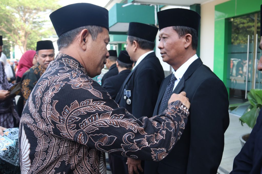 Rektor UIN Siber Cirebon Sematkan Satyalancana Karya Satya: Penghargaan Atas Dedikasi ASN