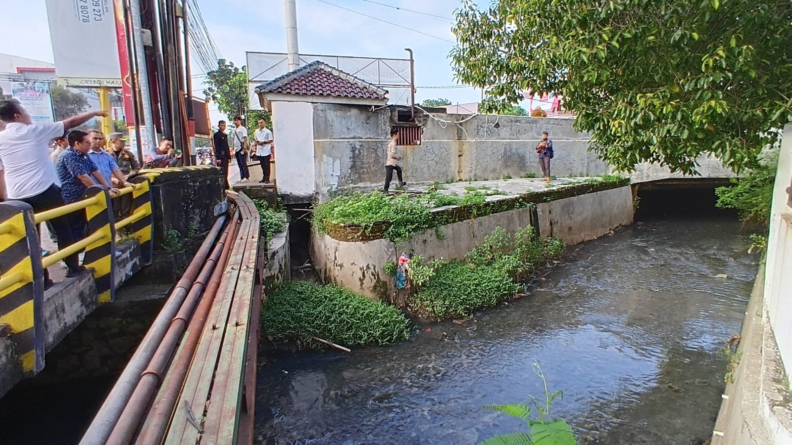 Sidak ke Lapangan, Komisi II DPRD Kota Cirebon Temukan Bangunan di Setengah Badan Sungai