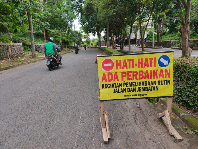 DPUTR Kota Cirebon Pasang Rambu dan Pembatas di Jalan yang Ambles