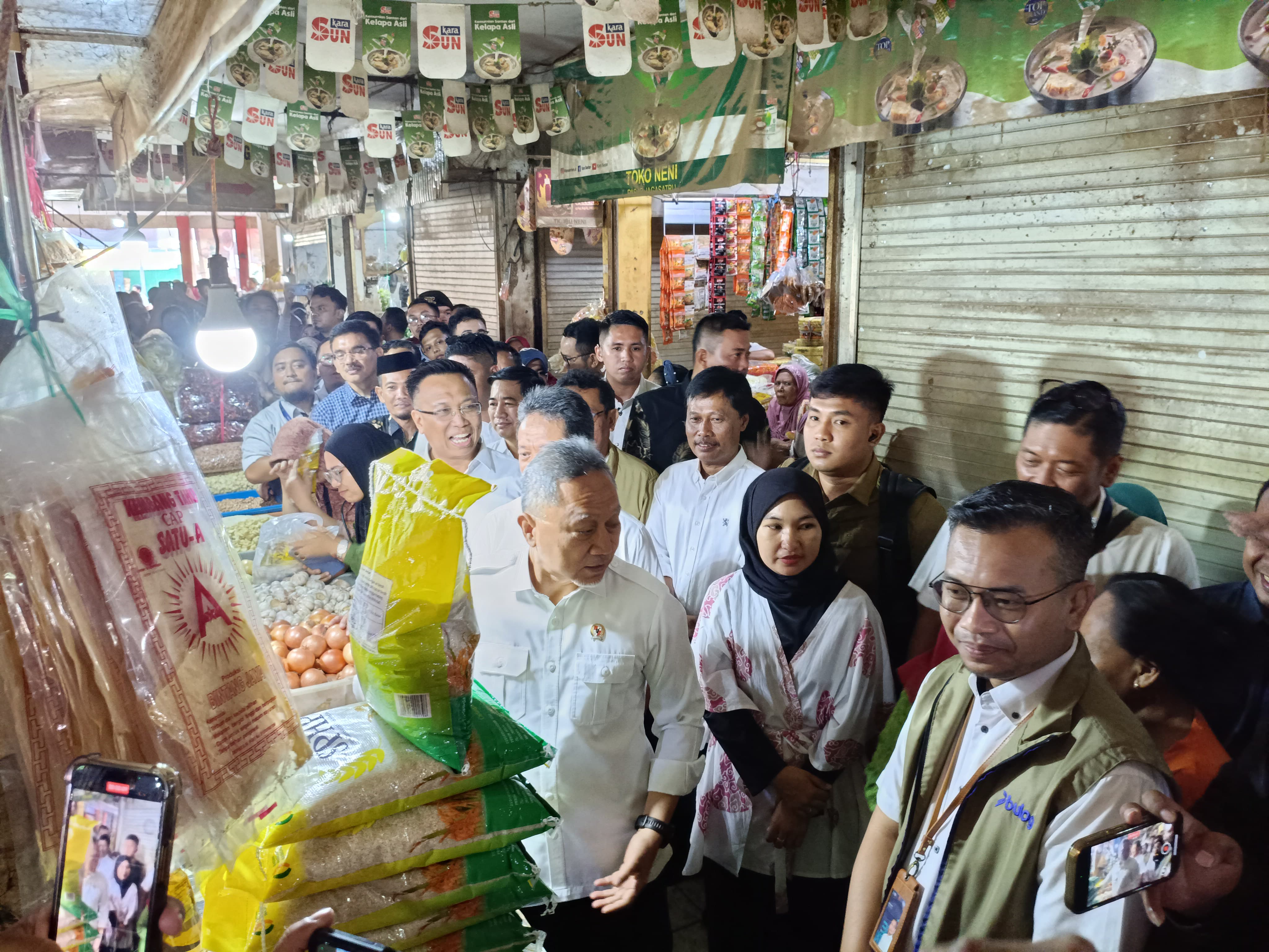 Zulhas Blusukan ke Pasar Jagasatru Cirebon, Sempat Bagi Beras dan Minyak