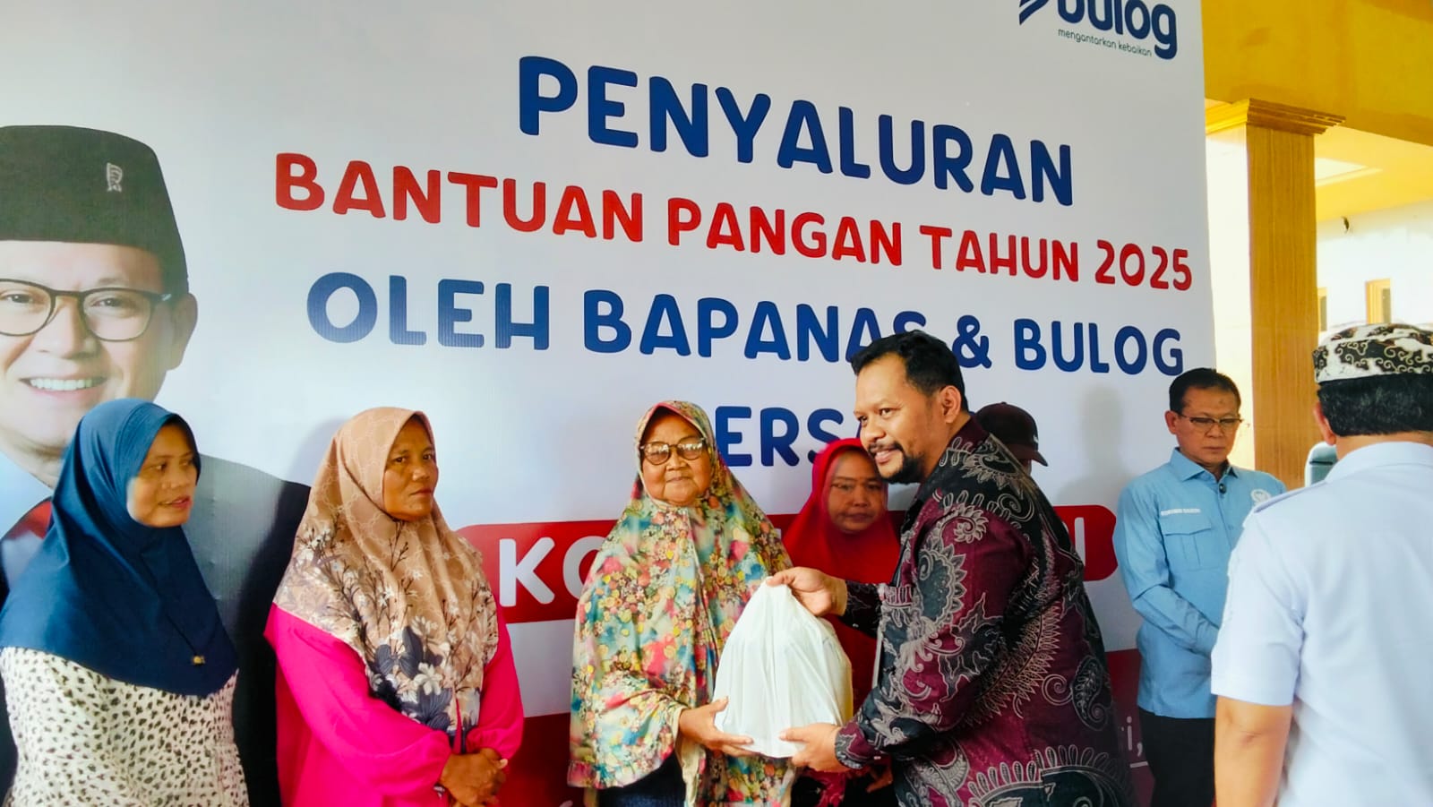 Bupati Hingga Prof. Rokhmin Hadiri Launching Bantuan Pangan 2025 di Desa Dompyong Kulon